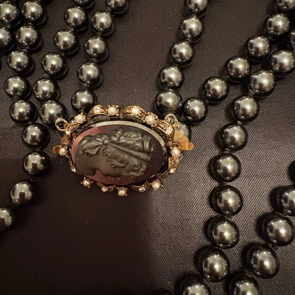 Black Pearl Vintage Cameo Clasp Necklace - Picture 5 of 7